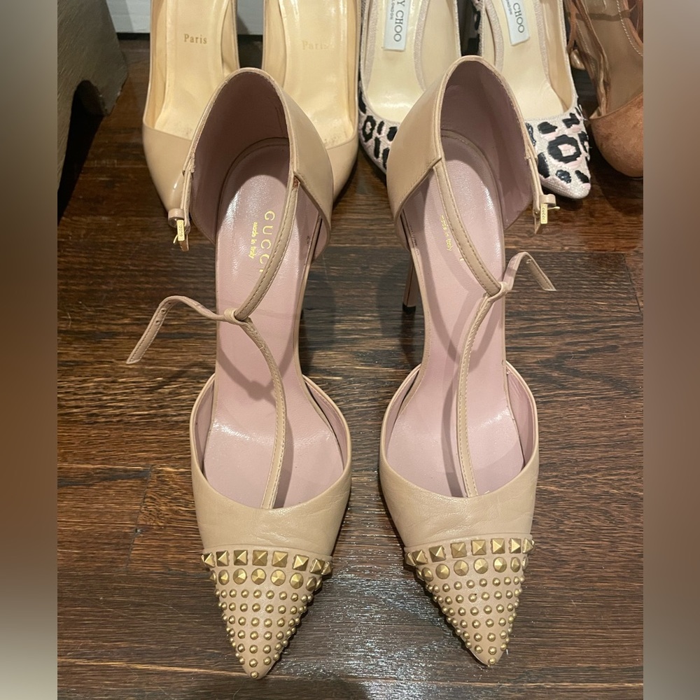 Gucci T strap w gold studs